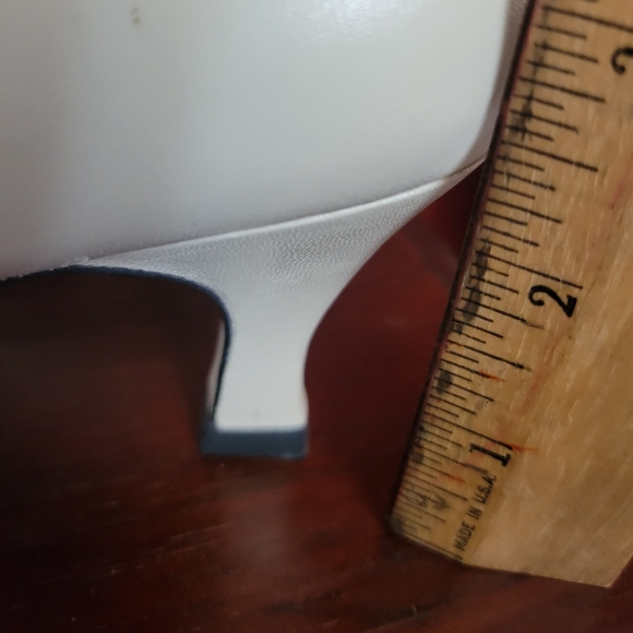 LIZ CLAIBORNE Women's size 9 N Beige Pumps - 2 1/2 inch Heels - Picture 4 of 8